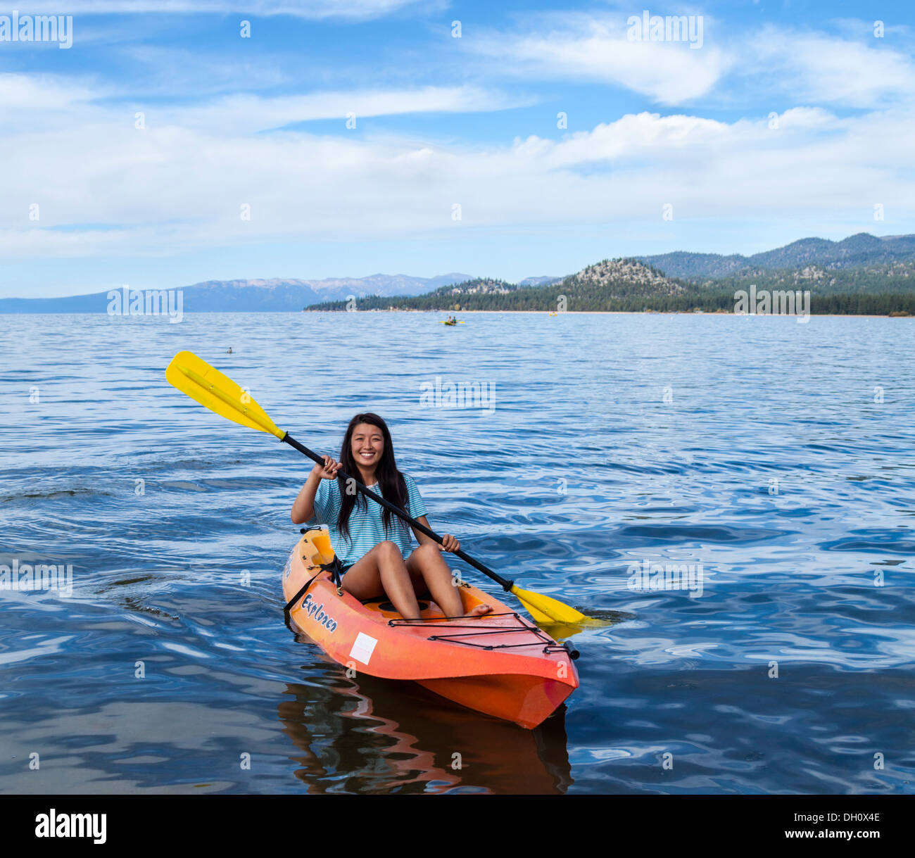 La kayakiste dans Lake Tahoe Banque D'Images