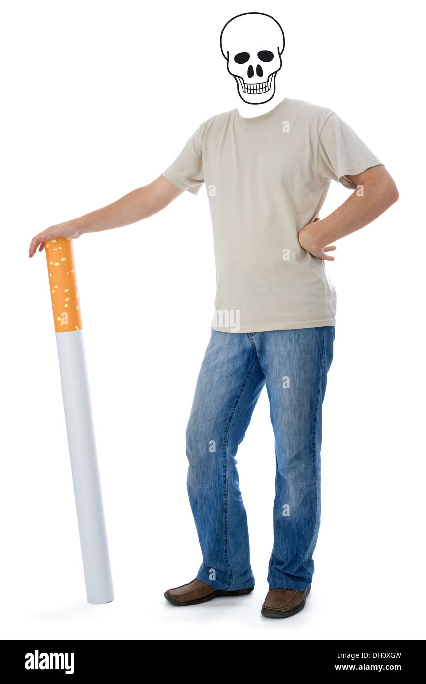 Le tabac tue : homme avec tête de mort au lieu de tête, montrant le statut définitif de fumeurs : la mort. Banque D'Images