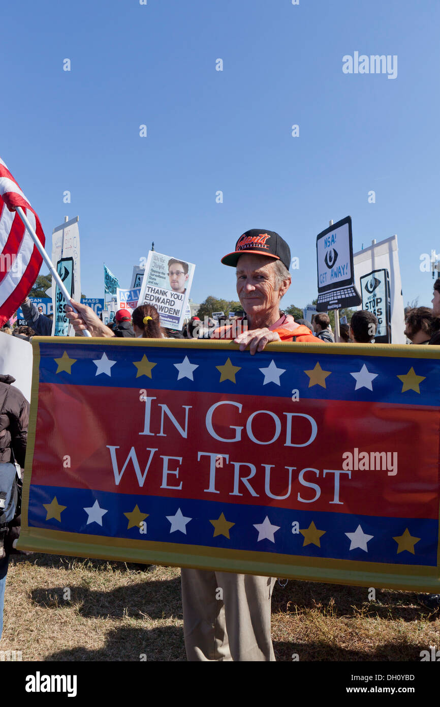 Man holding en Dieu Nous avons confiance dans la bannière de protestation de la NSA - Washington, DC USA Banque D'Images