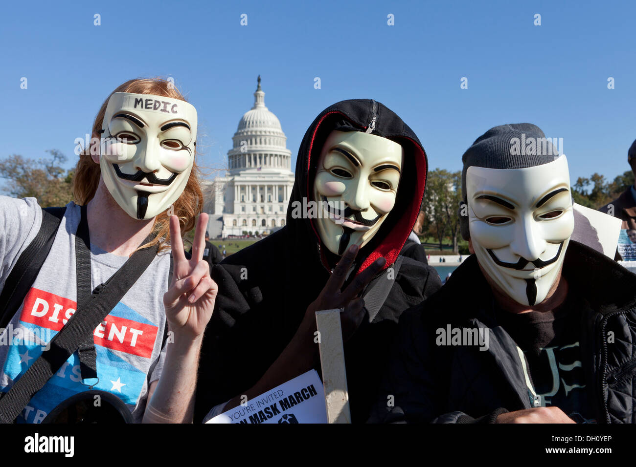 Les jeunes hommes portant des masques anonymes à Washington, DC, USA Banque D'Images