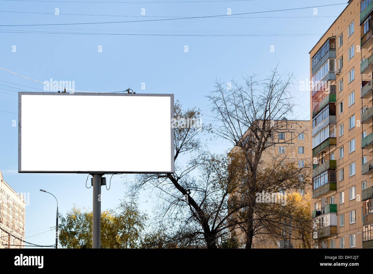 La publicité de plein air en milieu urbain - blanc découper le panneau publicitaire Publicité en extérieur Banque D'Images