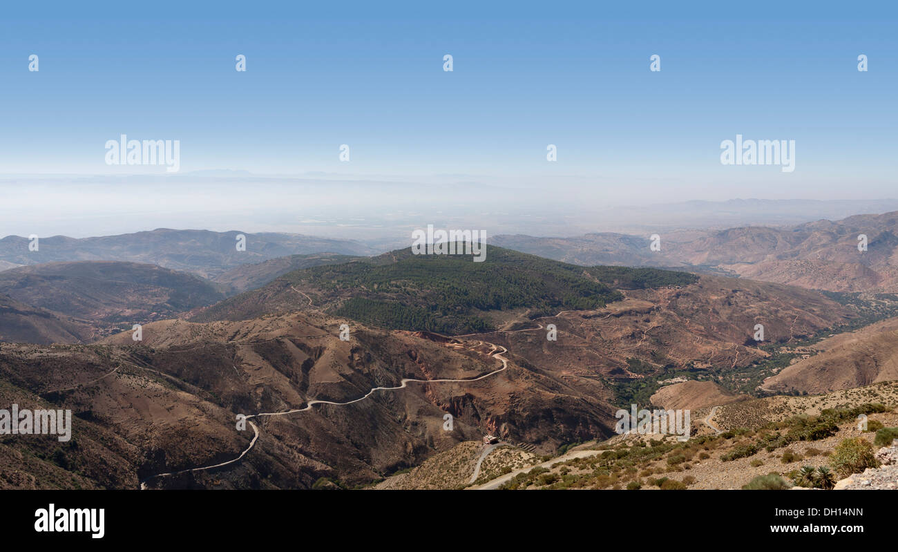 Vue depuis le col de Tizi n'Test passer sur les montagnes du Haut Atlas, en route vers Marrakech, Maroc, Afrique du Nord Banque D'Images