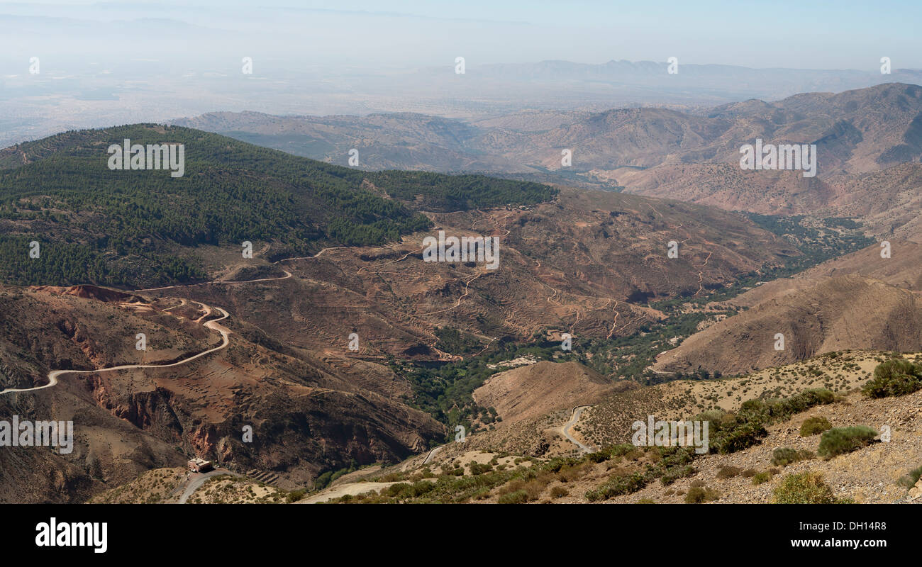 Vue depuis le col de Tizi n'Test passer sur les montagnes du Haut Atlas, en route vers Marrakech, Maroc, Afrique du Nord Banque D'Images