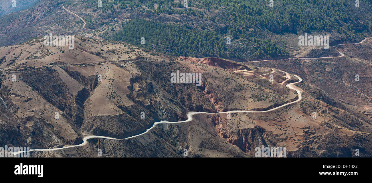 Vue depuis le col de Tizi n'Test passer sur les montagnes du Haut Atlas, en route vers Marrakech, Maroc, Afrique du Nord Banque D'Images