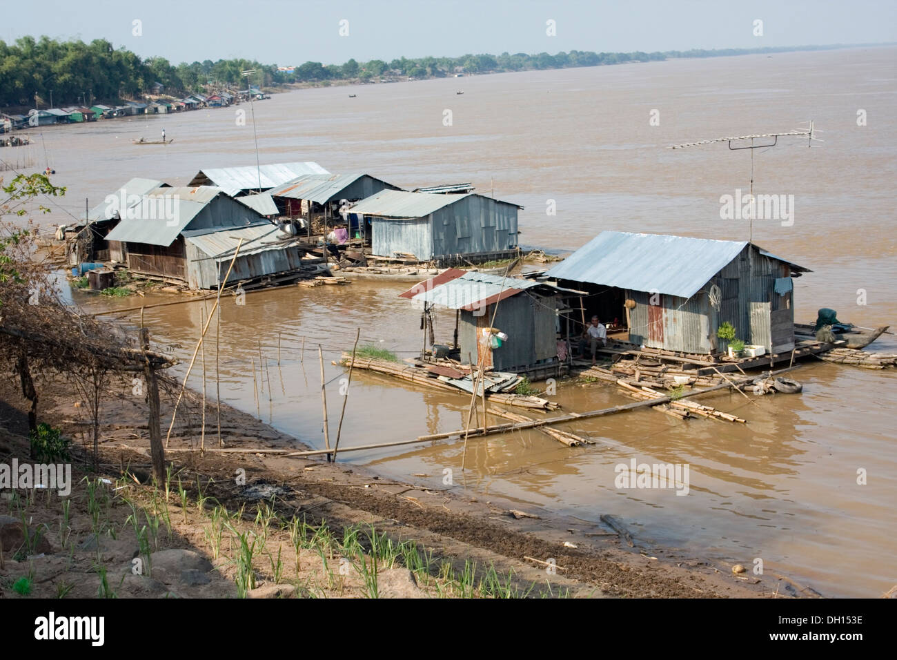 Des maisons appartenant à des pêcheurs sont flottants dans le Mékong à Kampong Cham, au Cambodge. Banque D'Images