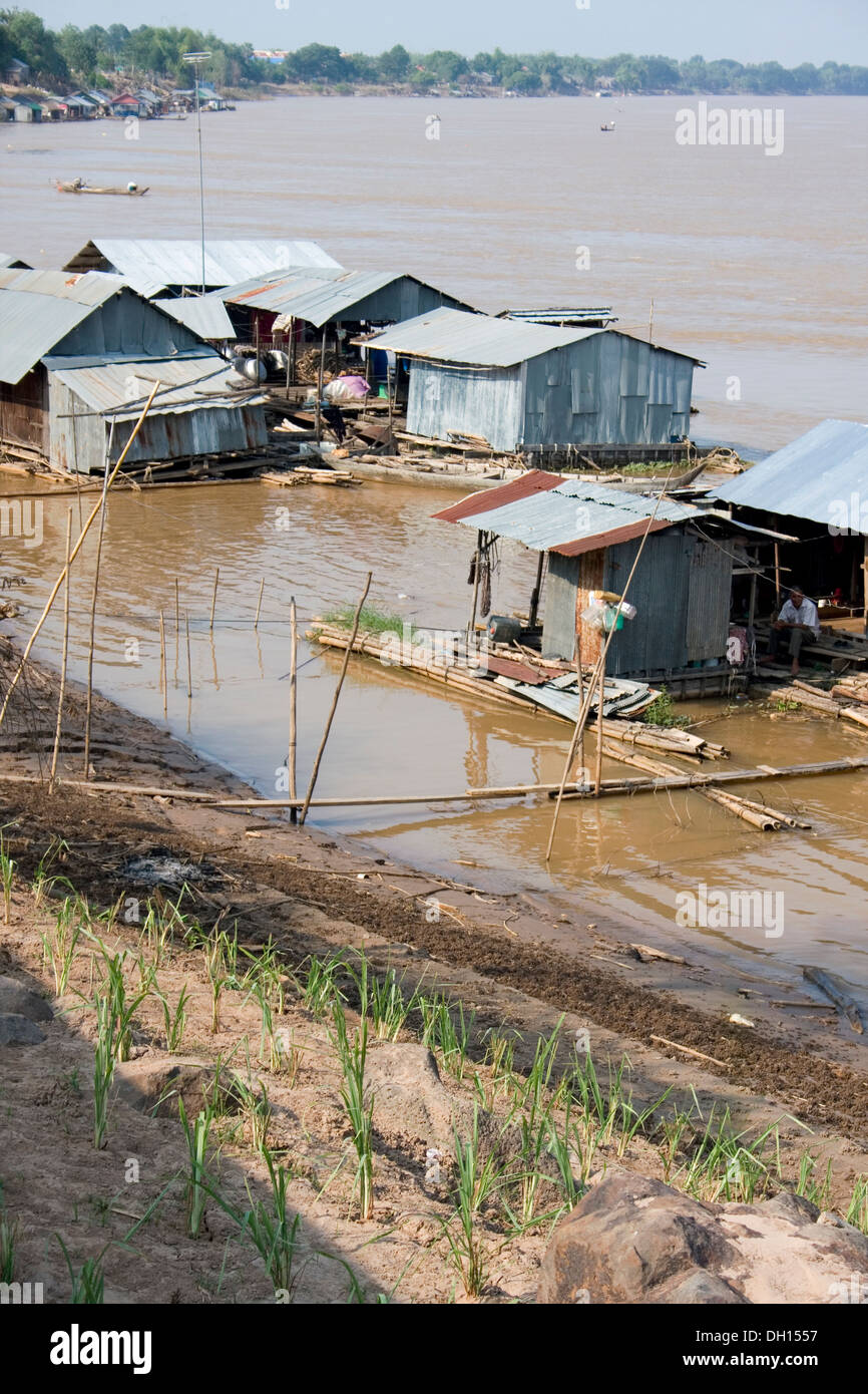 Des maisons appartenant à des pêcheurs sont flottants dans le Mékong à Kampong Cham, au Cambodge. Banque D'Images