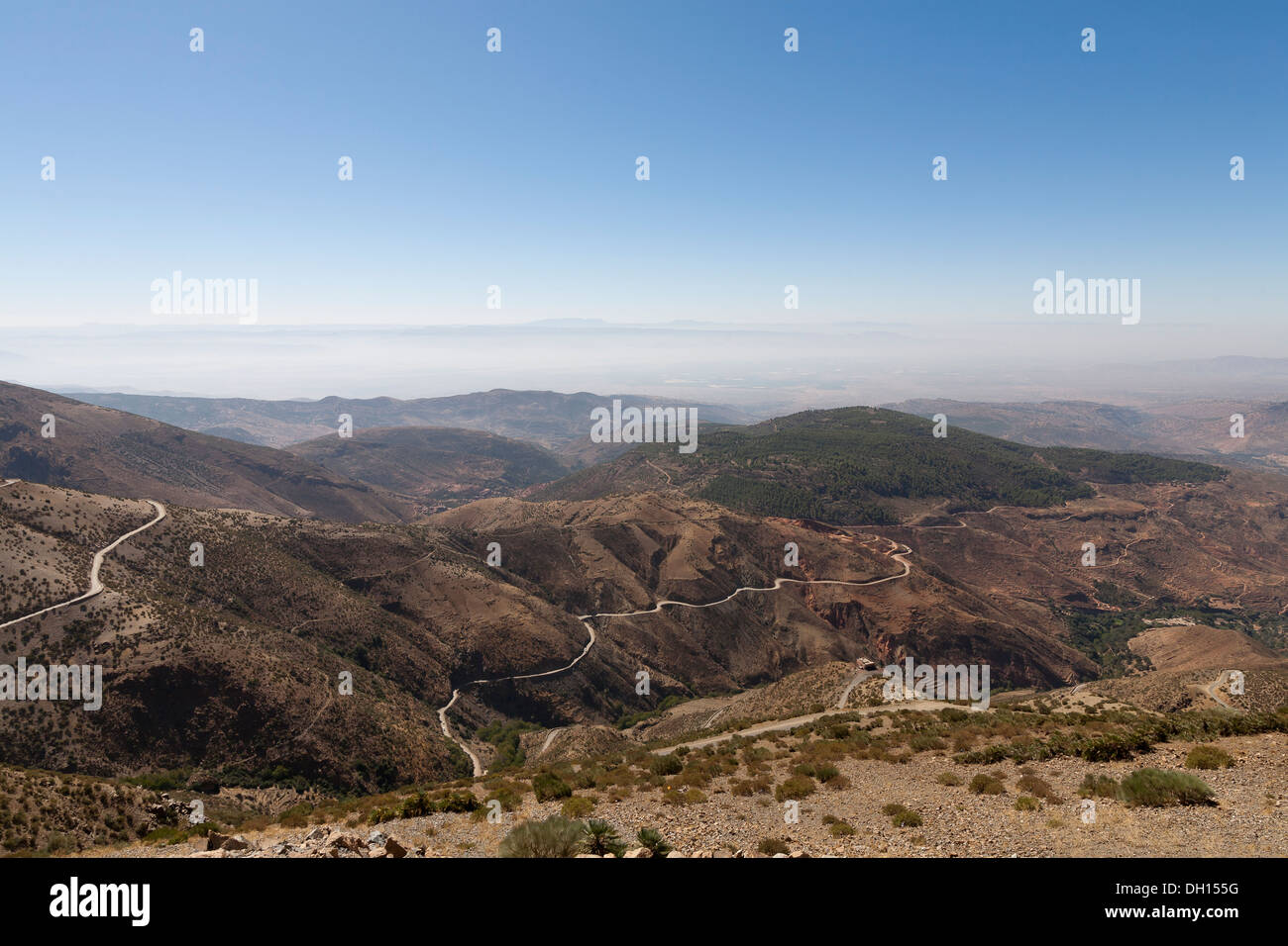 Vue depuis le col de Tizi n'Test passer sur les montagnes du Haut Atlas, en route vers Marrakech, Maroc, Afrique du Nord Banque D'Images