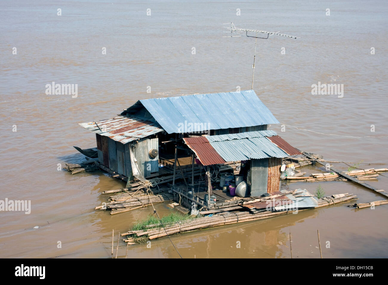 Une maison appartenant à un pêcheur est flottant sur le Mékong dans la région de Kampong Cham, au Cambodge. Banque D'Images
