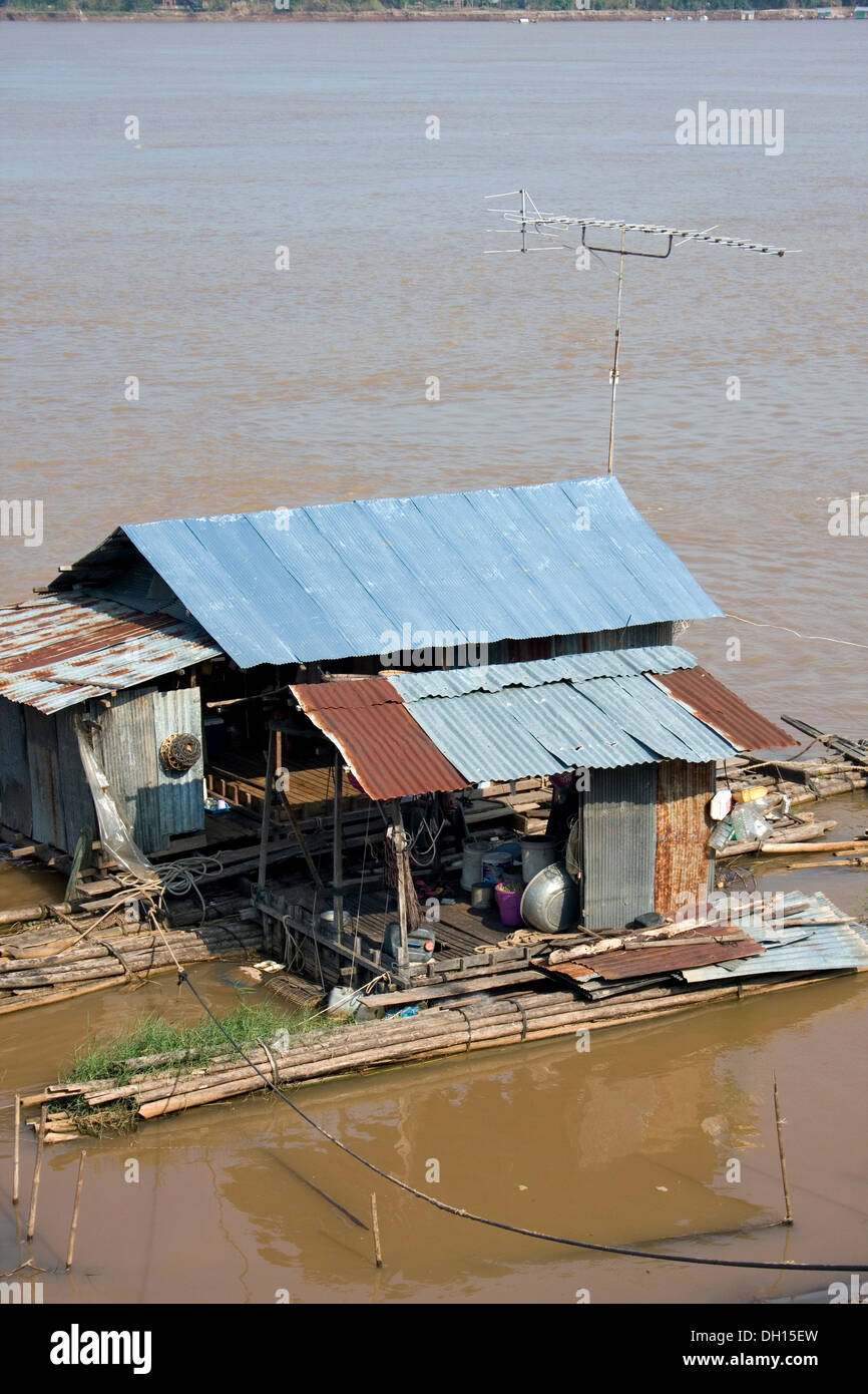 Une maison appartenant à un pêcheur est flottant sur le Mékong dans la région de Kampong Cham, au Cambodge. Banque D'Images