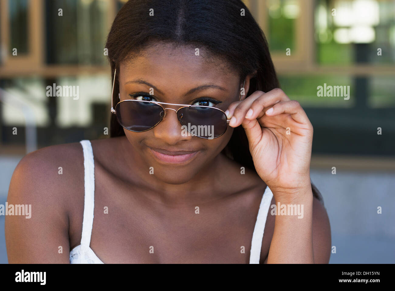 Fille noire portant des lunettes de soleil en plein air Banque D'Images