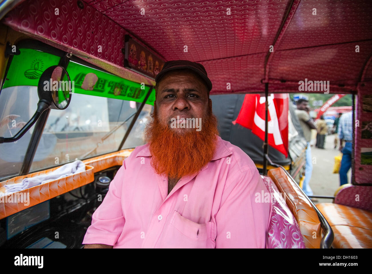Portrait d'un chauffeur de taxi pousse-pousse barbe rouge, Munnar, India Banque D'Images