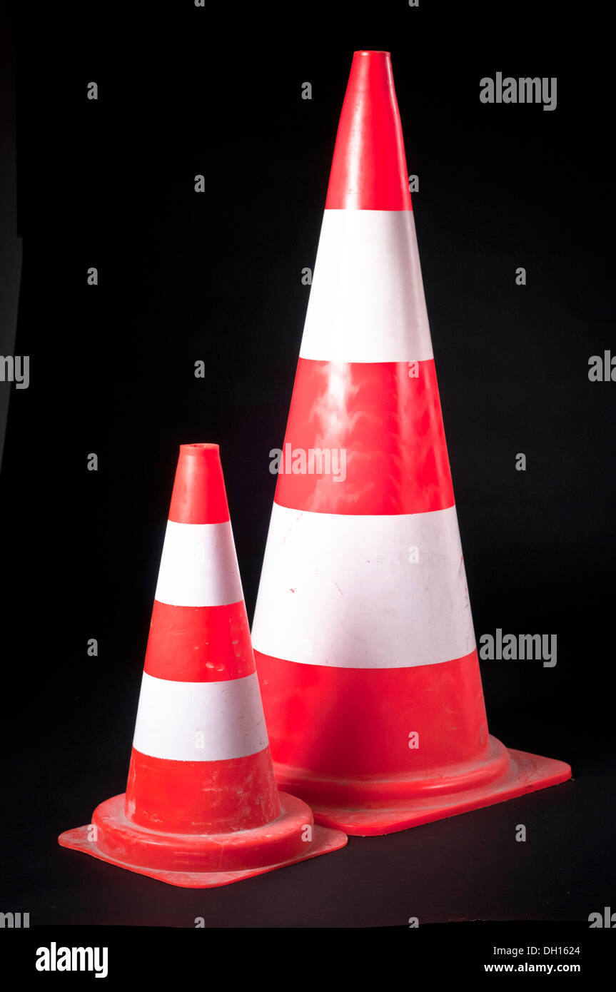 Roadsign, fond noir. Banque D'Images