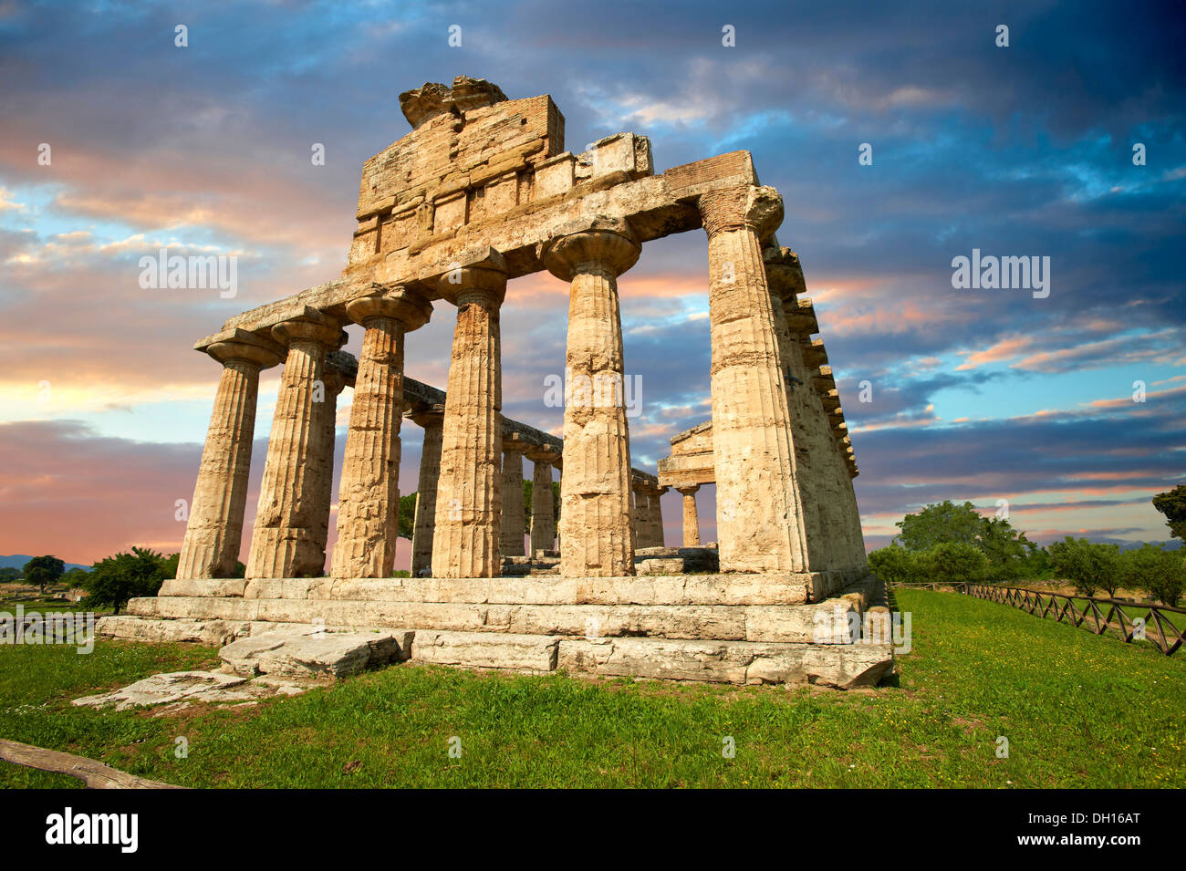 L'ancien temple grec dorique d'Athena de Pastum construite vers 500 avant J.-C.. Le site archéologique de Paestum, Italie. Banque D'Images