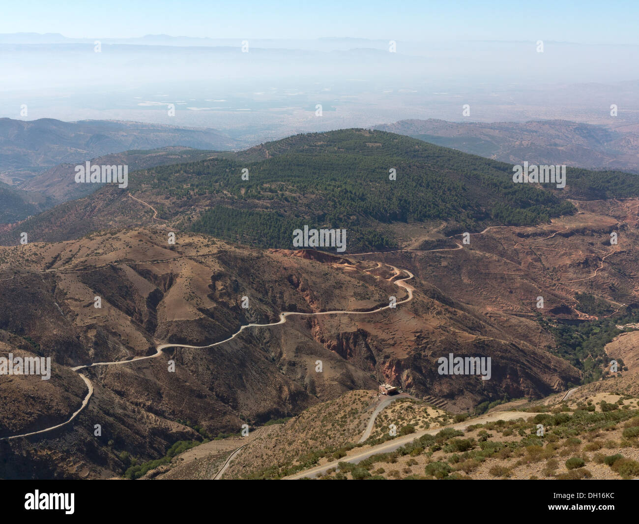 Vue depuis le col de Tizi n'Test passer sur les montagnes du Haut Atlas, en route vers Marrakech, Maroc, Afrique du Nord Banque D'Images Vue depuis le col de Tizi n'Test passer sur les montagnes du Haut Atlas, en route vers Marrakech, Maroc, Afrique du Nord Banque D'Images