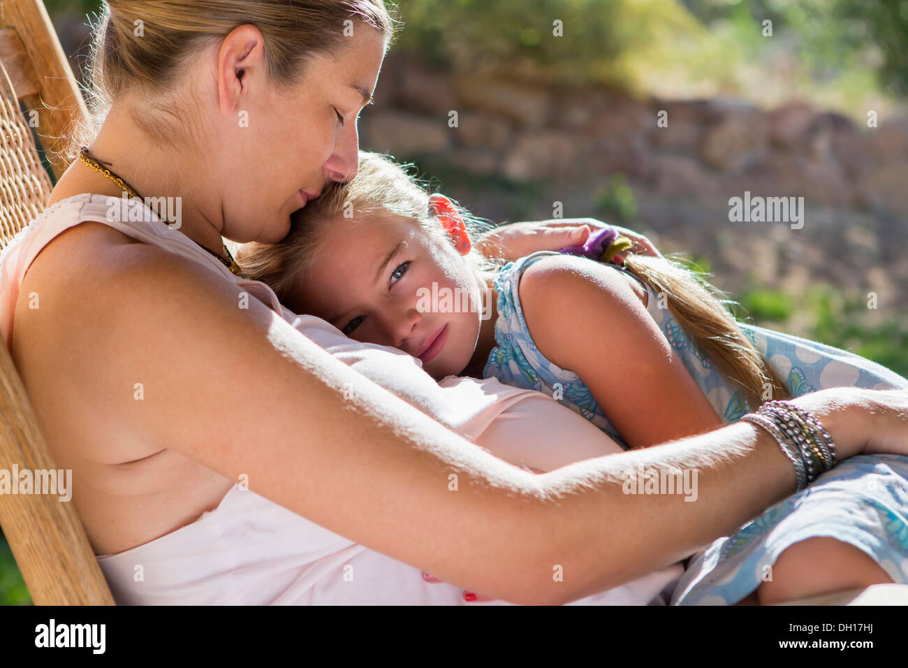 Caucasian mother and daughter relaxing outdoors Banque D'Images