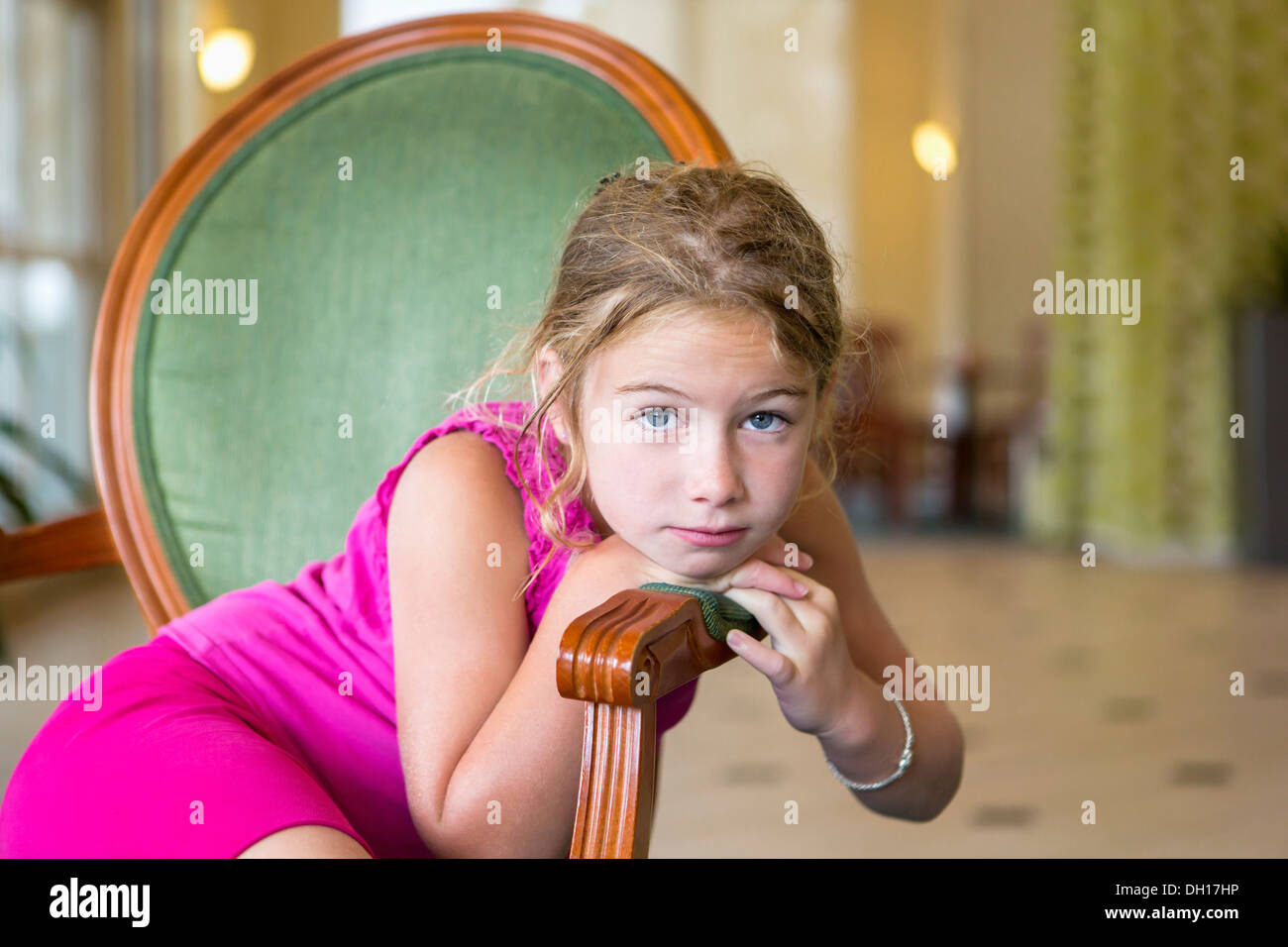 Caucasian girl sitting in chair Banque D'Images