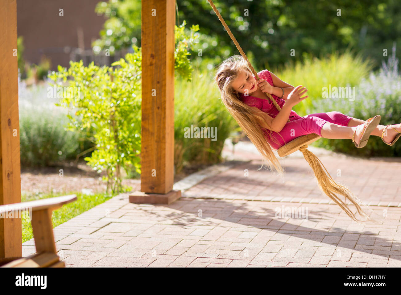 Caucasian girl on swing Banque D'Images