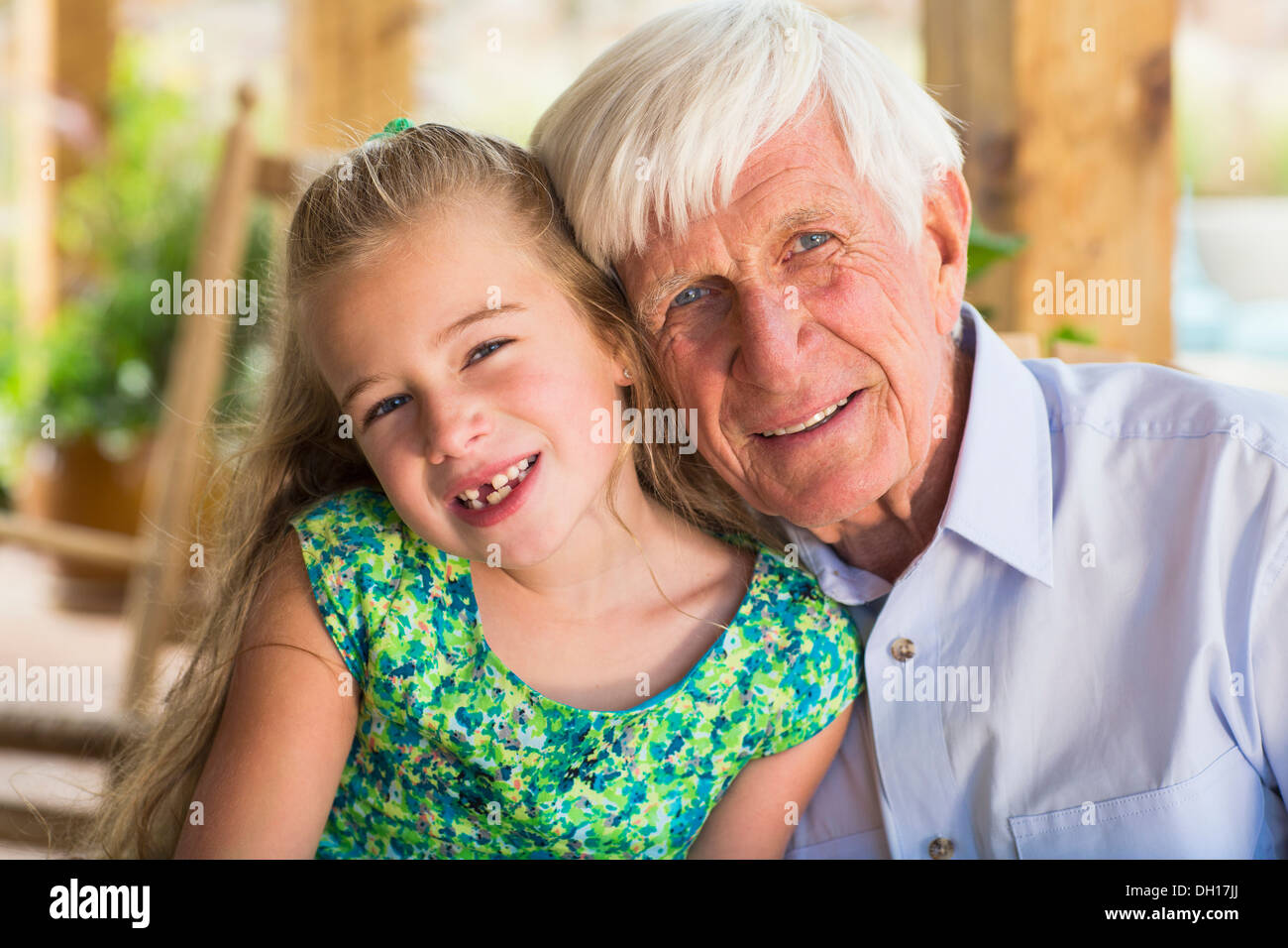 Man and granddaughter smiling Banque D'Images