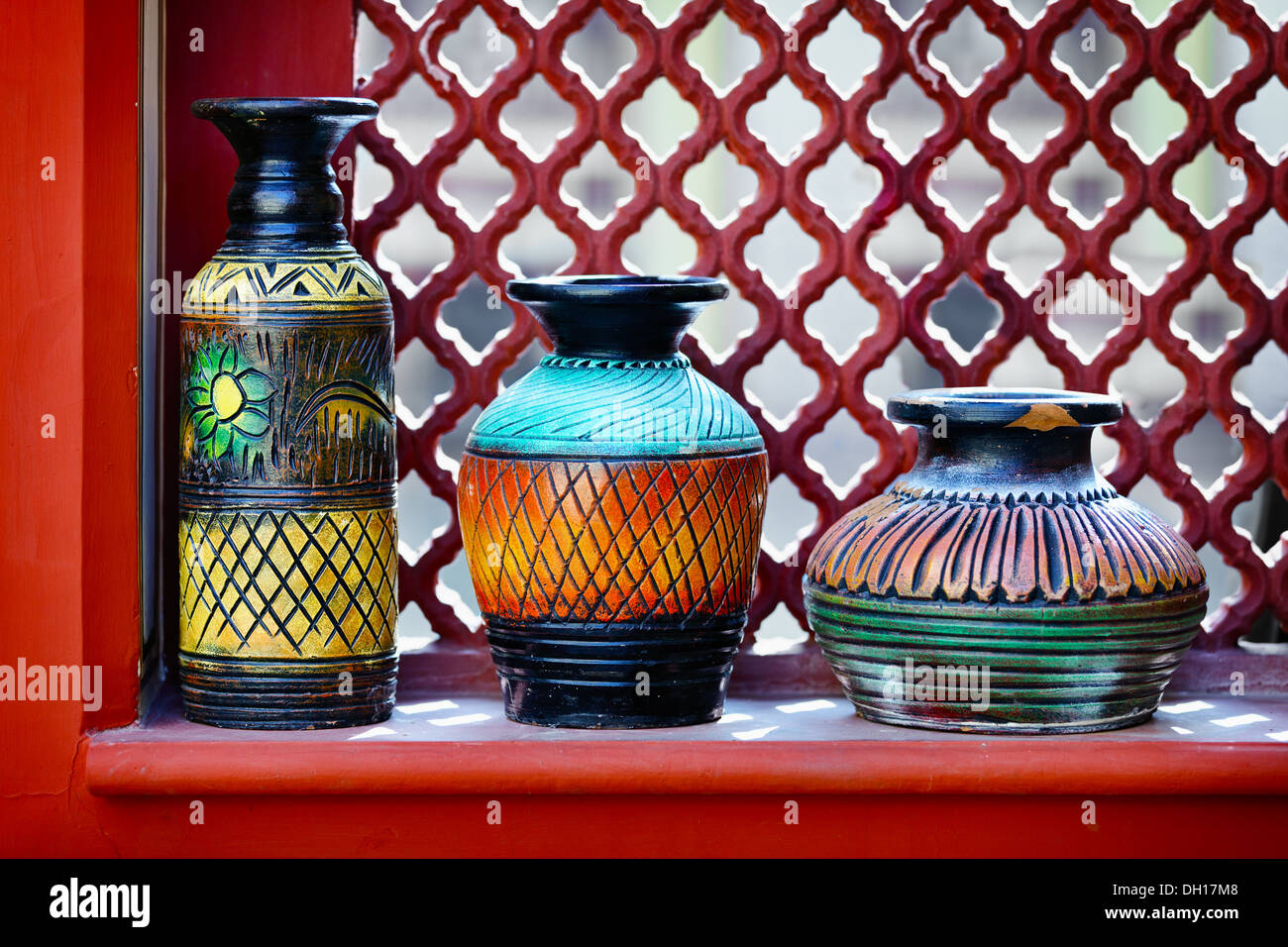 Vases couleur Vintage sur le rebord. L'Inde Banque D'Images