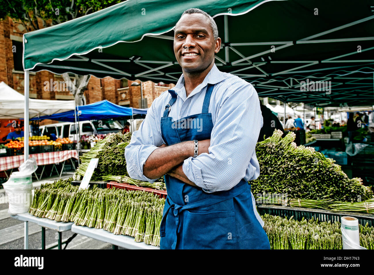 Black Man working at outdoor market Banque D'Images