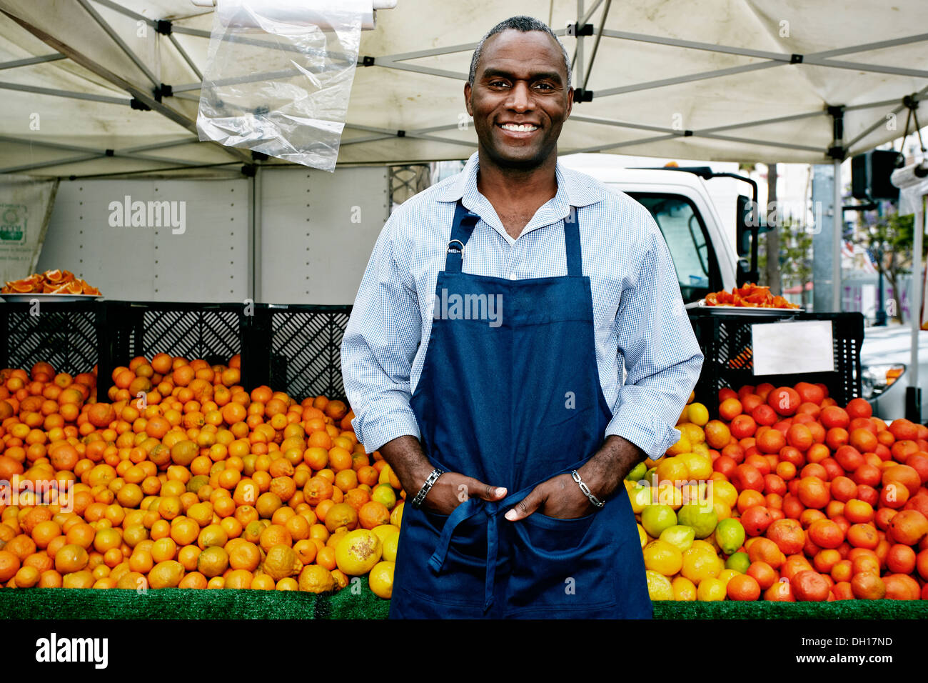 Black Man working at outdoor market Banque D'Images