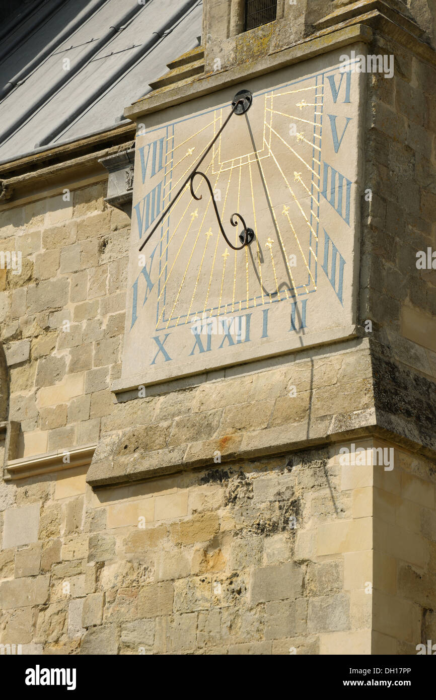 Historique Historique Le cadran solaire sur la cathédrale de Chichester. Sussex, Angleterre. Banque D'Images