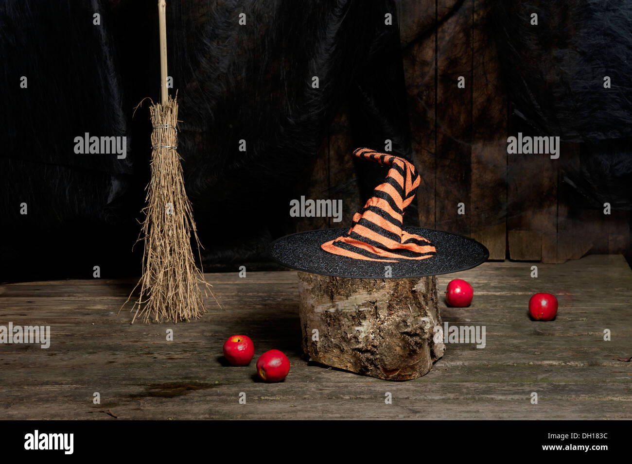 Halloween vivent encore avec chapeau, moulin à café, un balai et chaudron Banque D'Images