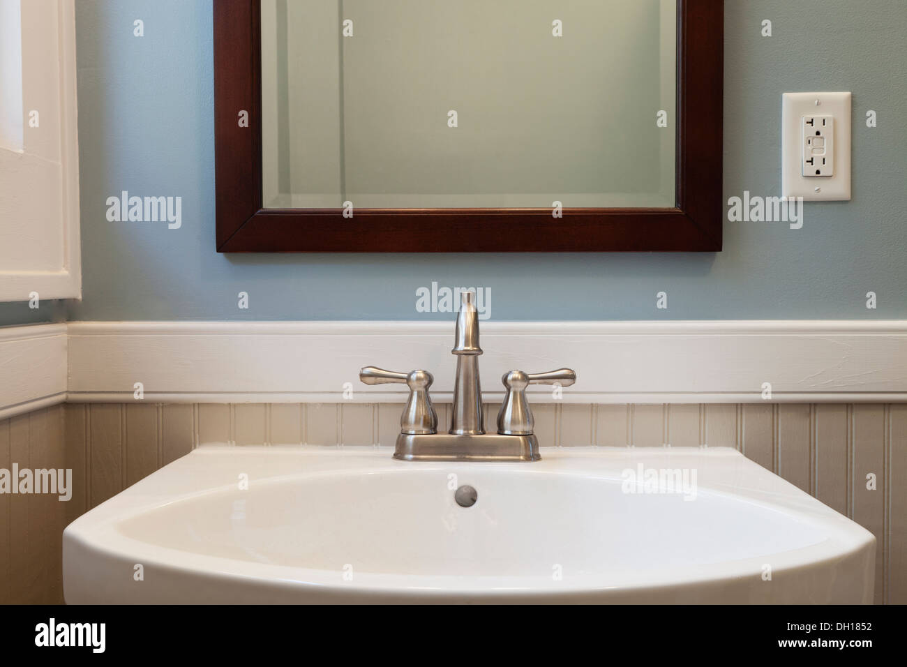 Lavabo et miroir dans salle de bains Banque D'Images