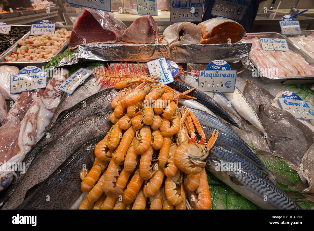 Du poisson frais dans le marché couvert de la Place d'Aligre, Paris, France Banque D'Images