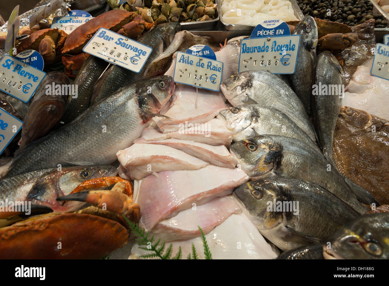 Du poisson frais dans le marché couvert de la Place d'Aligre, Paris, France Banque D'Images