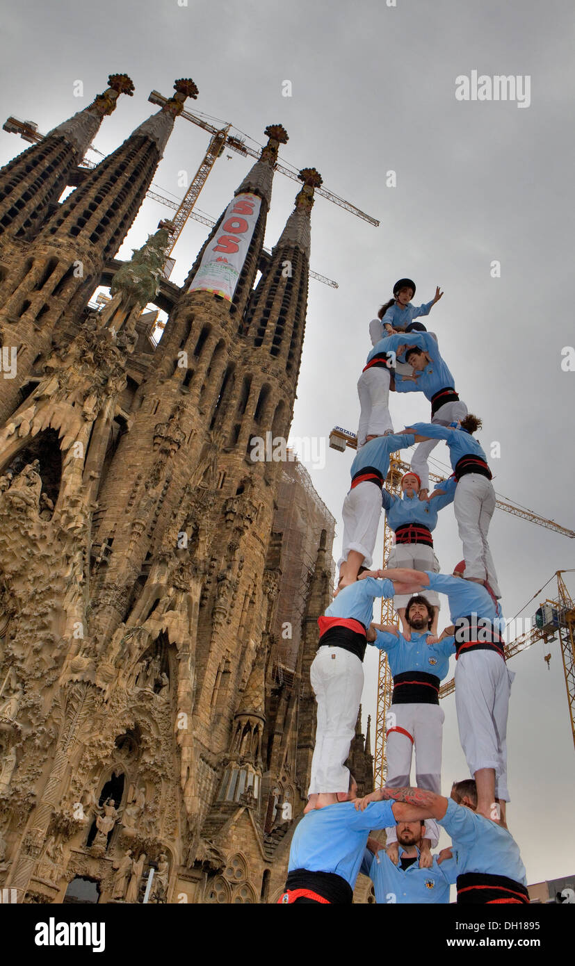 Castellers de Poble-sec.'Castellers' les capacités humaines, tour de la Marina Street. Barcelone, Espagne Banque D'Images