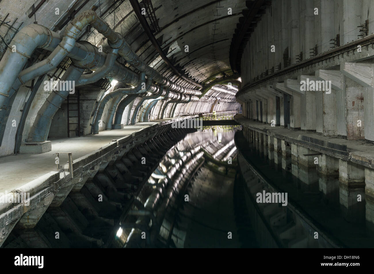 Tunnel souterrain avec de l'eau. Banque D'Images