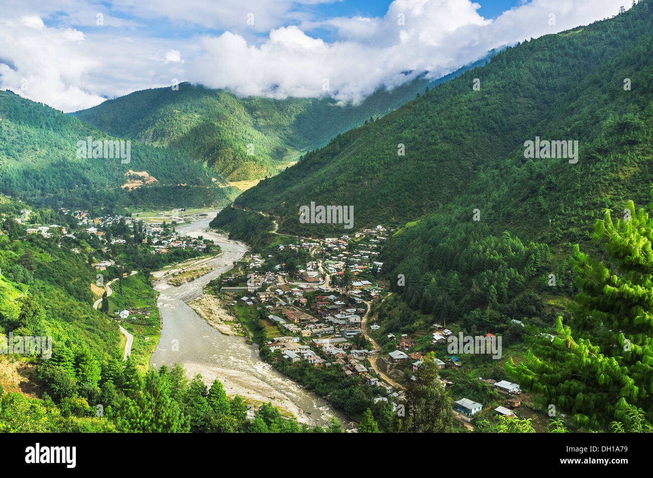 Ville Dirang profondément dans la vallée de la rivière Kameng et entouré de hautes montagnes dans l'ouest de l'Arunachal Pradesh, Inde. Banque D'Images