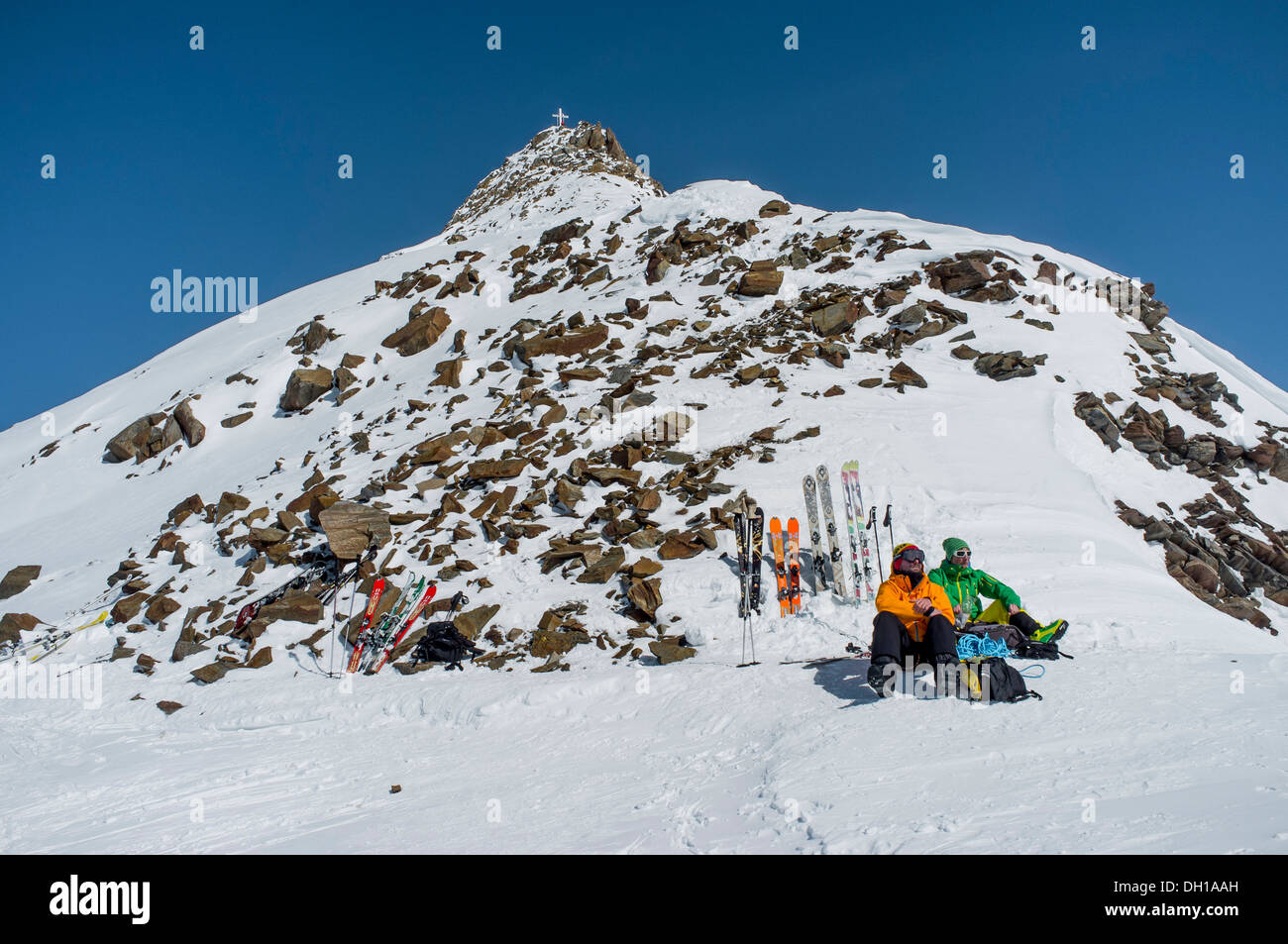 Retour skieurs de prendre du repos, les Alpes européennes, Tyrol, Autriche Banque D'Images