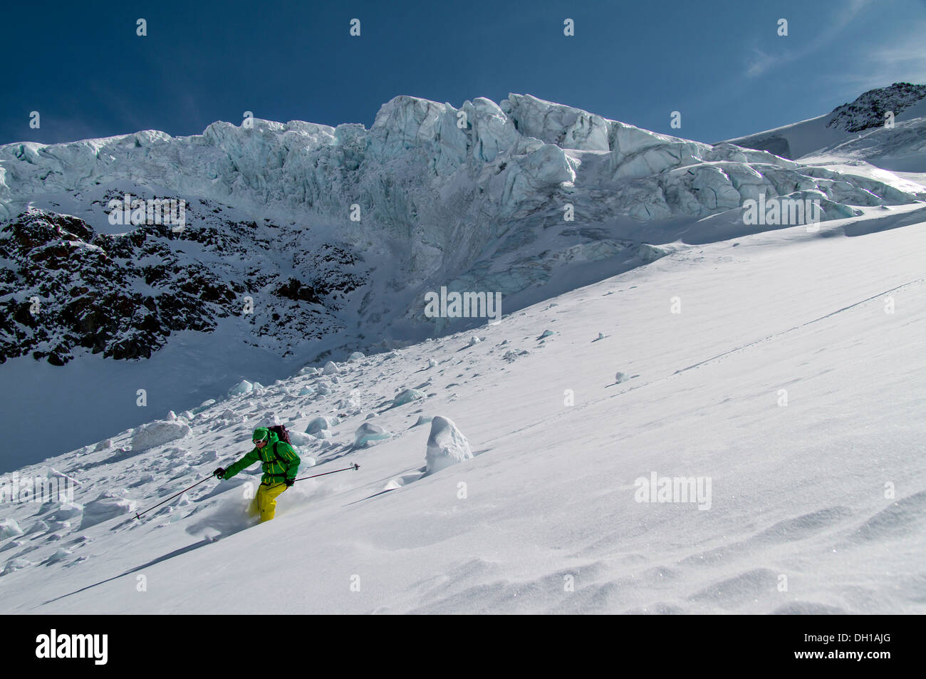 Homme ski, Alpes européennes, Tyrol, Autriche Banque D'Images