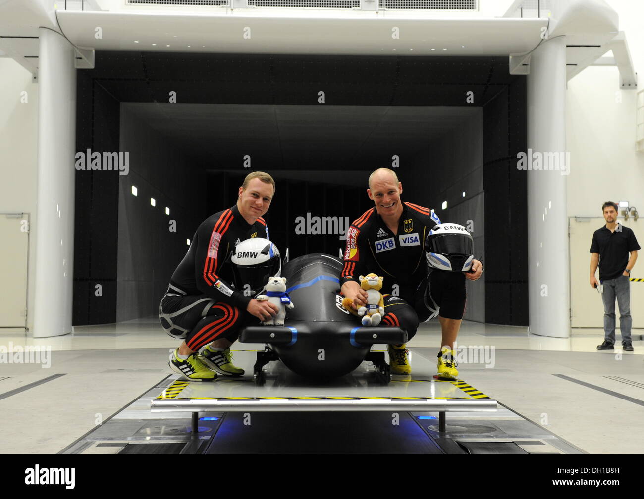 Munich, Allemagne. 29 Oct, 2013. Francesco Friedrich (L) et Alexander Mann s'asseoir à côté de la FES-208 deux hommes bobsleigh dans une soufflerie aérodynamique au Centre de recherche du constructeur automobile BMW à Munich, Allemagne, 29 octobre 2013. Photo : Tobias HASE/dpa/Alamy Live News Banque D'Images