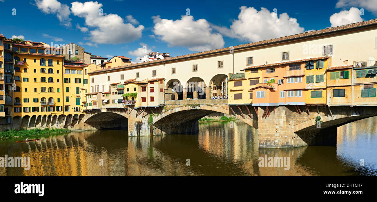 Vue panoramique sur la cité médiévale Le Ponte Vecchio (Vieux Pont) traversant le fleuve Arno hiostoric dans le centre de Florence Banque D'Images