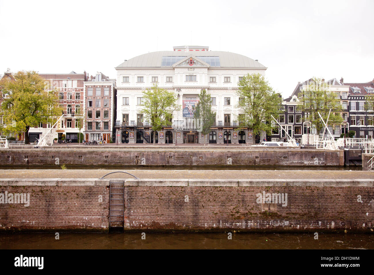 Theatre Carre et dans l'écluse rivière Amstel à Amsterdam Banque D'Images