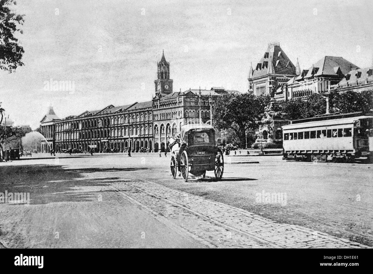 Tram et chariot à cheval à Flora Fountain Humatma Chowk avec High court Rajabai horloge Tower Bombay Mumbai Maharashtra Inde Asie ancien vintage image de 1900s Banque D'Images