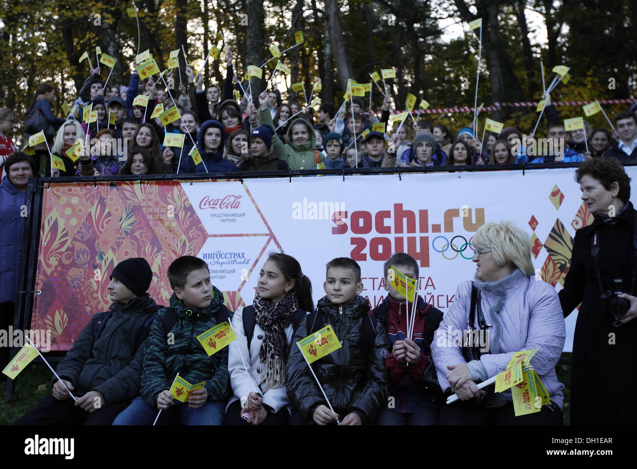 Souabe, la Russie 29, octobre 2013 La flamme olympique des Jeux d'hiver de Sotchi 2014 Olympique visites du Kliningrad Oblast. Les participants du relais a couru dans les rues de Minsk City à la côte de la mer Baltique. Credit : Michal Fludra/Alamy Live News Banque D'Images