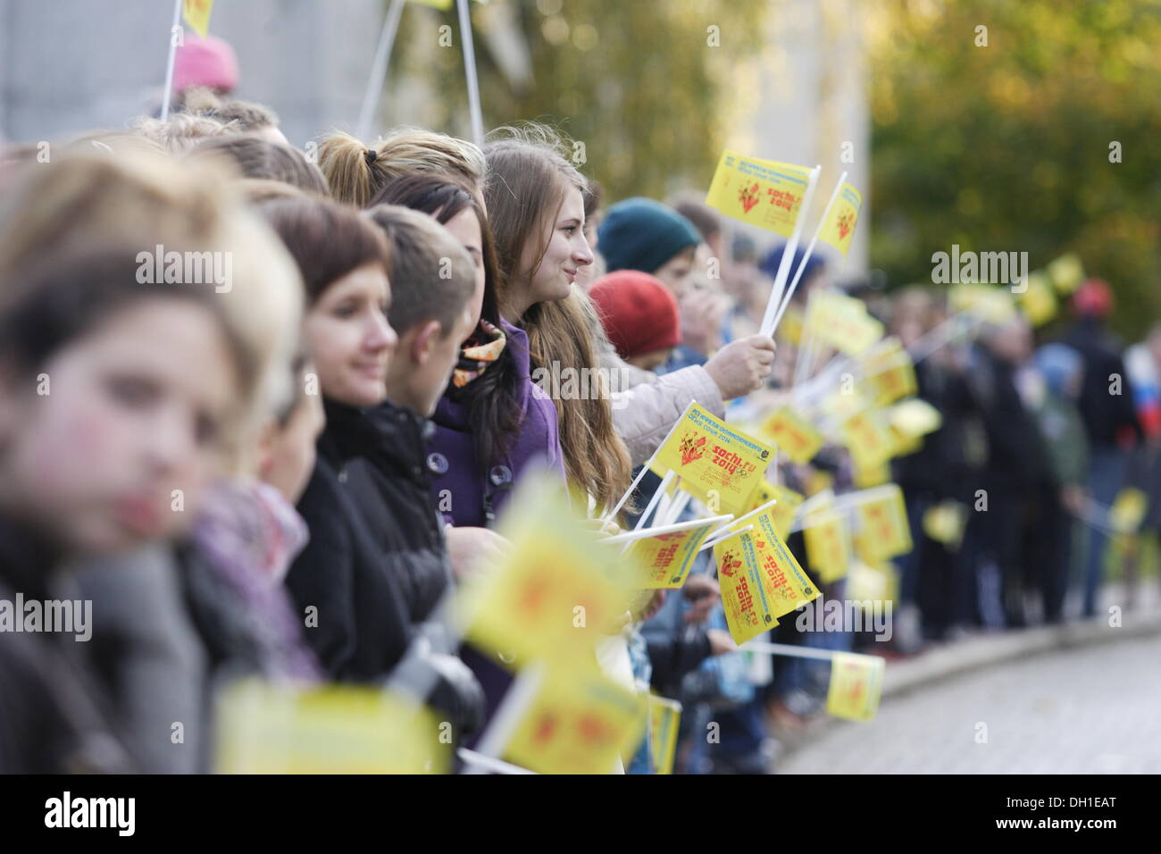 Souabe, la Russie 29, octobre 2013 La flamme olympique des Jeux d'hiver de Sotchi 2014 Olympique visites du Kliningrad Oblast. Les participants du relais a couru dans les rues de Minsk City à la côte de la mer Baltique. Credit : Michal Fludra/Alamy Live News Banque D'Images