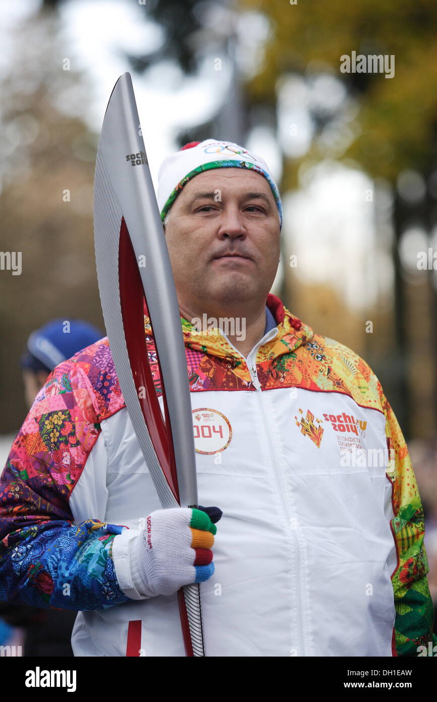 Souabe, la Russie 29, octobre 2013 La flamme olympique des Jeux d'hiver de Sotchi 2014 Olympique visites du Kliningrad Oblast. Les participants du relais a couru dans les rues de Minsk City à la côte de la mer Baltique. Credit : Michal Fludra/Alamy Live News Banque D'Images