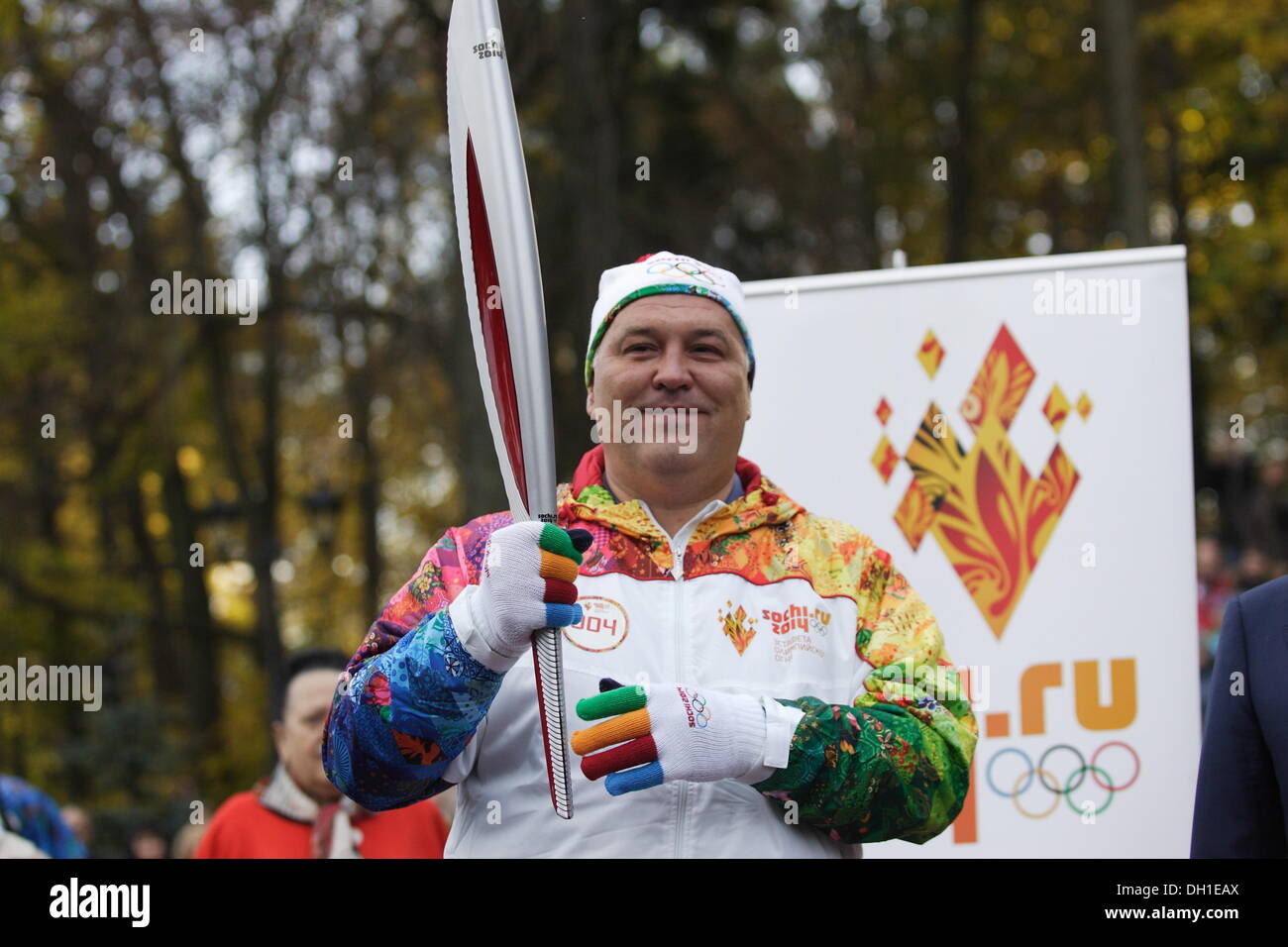 Souabe, la Russie 29, octobre 2013 La flamme olympique des Jeux d'hiver de Sotchi 2014 Olympique visites du Kliningrad Oblast. Les participants du relais a couru dans les rues de Minsk City à la côte de la mer Baltique. Credit : Michal Fludra/Alamy Live News Banque D'Images