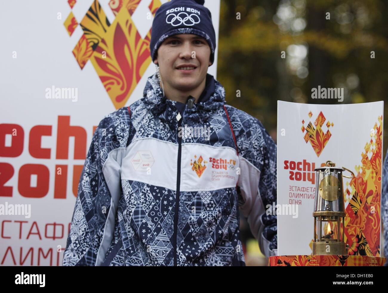 Souabe, la Russie 29, octobre 2013 La flamme olympique des Jeux d'hiver de Sotchi 2014 Olympique visites du Kliningrad Oblast. Les participants du relais a couru dans les rues de Minsk City à la côte de la mer Baltique. Credit : Michal Fludra/Alamy Live News Banque D'Images