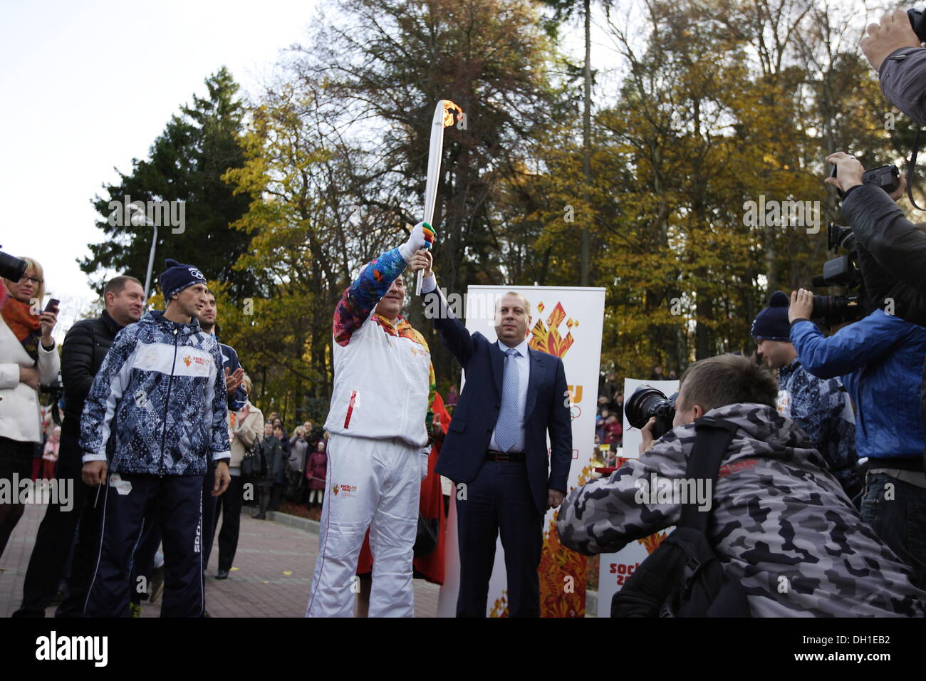 Souabe, la Russie 29, octobre 2013 La flamme olympique des Jeux d'hiver de Sotchi 2014 Olympique visites du Kliningrad Oblast. Les participants du relais a couru dans les rues de Minsk City à la côte de la mer Baltique. Credit : Michal Fludra/Alamy Live News Banque D'Images