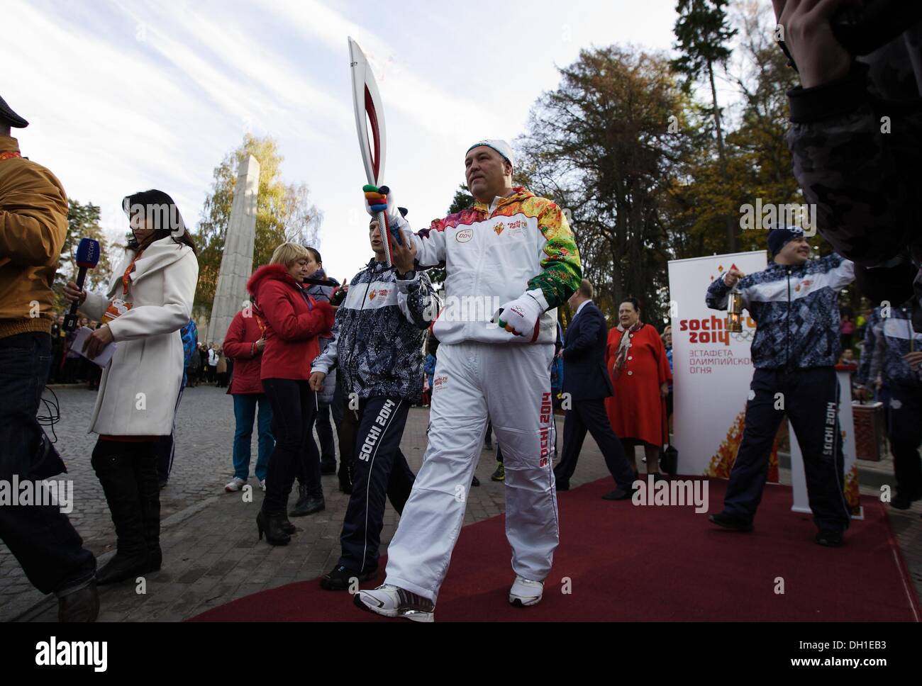 Souabe, la Russie 29, octobre 2013 La flamme olympique des Jeux d'hiver de Sotchi 2014 Olympique visites du Kliningrad Oblast. Les participants du relais a couru dans les rues de Minsk City à la côte de la mer Baltique. Credit : Michal Fludra/Alamy Live News Banque D'Images