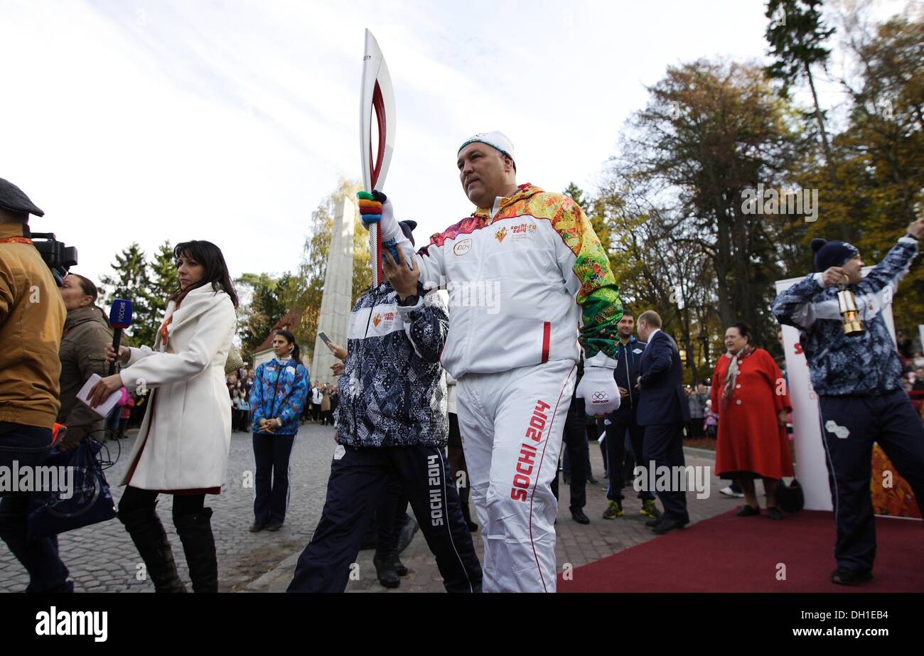 Souabe, la Russie 29, octobre 2013 La flamme olympique des Jeux d'hiver de Sotchi 2014 Olympique visites du Kliningrad Oblast. Les participants du relais a couru dans les rues de Minsk City à la côte de la mer Baltique. Credit : Michal Fludra/Alamy Live News Banque D'Images