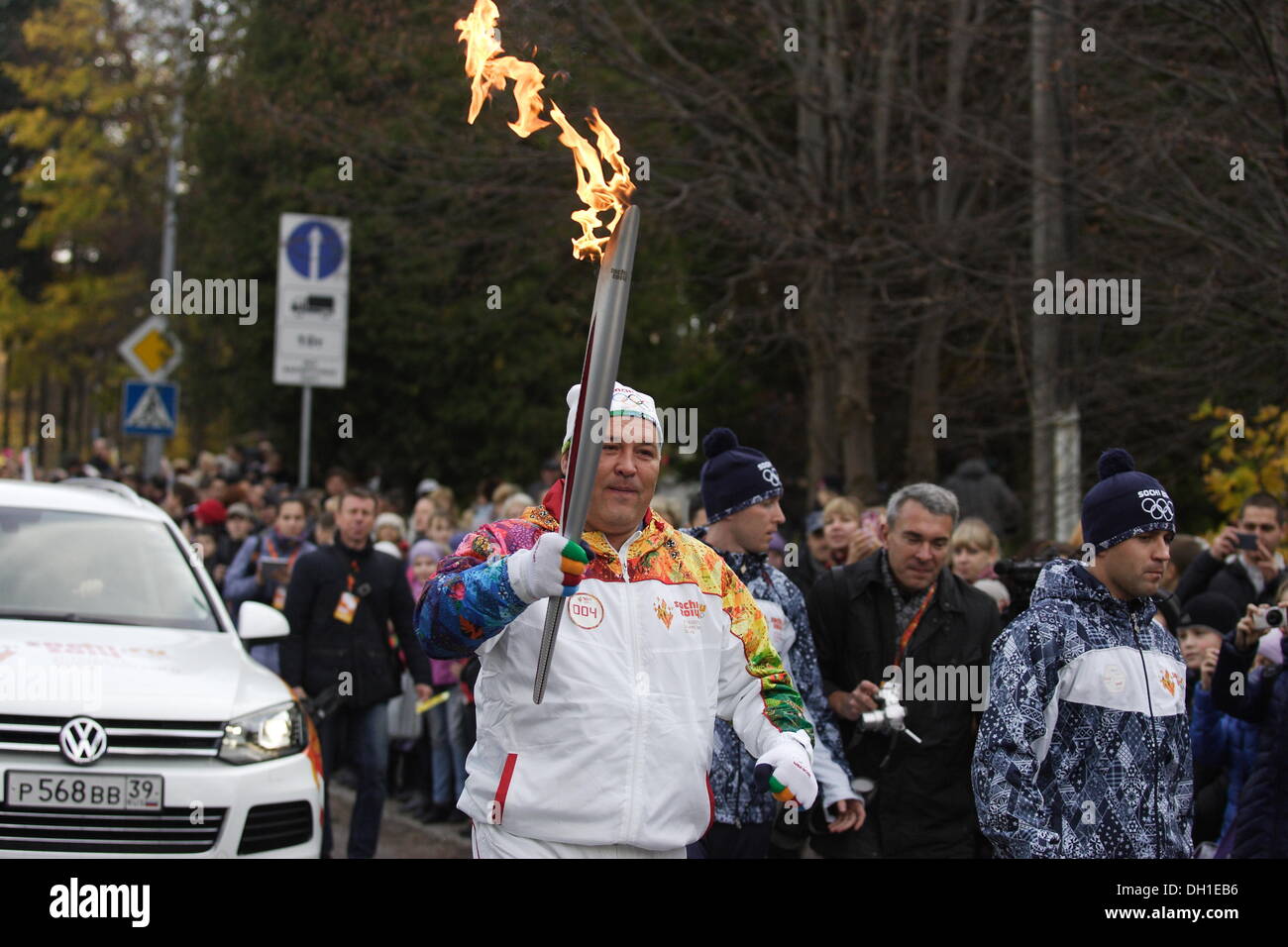 Souabe, la Russie 29, octobre 2013 La flamme olympique des Jeux d'hiver de Sotchi 2014 Olympique visites du Kliningrad Oblast. Les participants du relais a couru dans les rues de Minsk City à la côte de la mer Baltique. Credit : Michal Fludra/Alamy Live News Banque D'Images