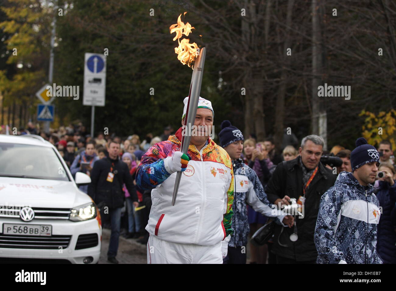 Souabe, la Russie 29, octobre 2013 La flamme olympique des Jeux d'hiver de Sotchi 2014 Olympique visites du Kliningrad Oblast. Les participants du relais a couru dans les rues de Minsk City à la côte de la mer Baltique. Credit : Michal Fludra/Alamy Live News Banque D'Images