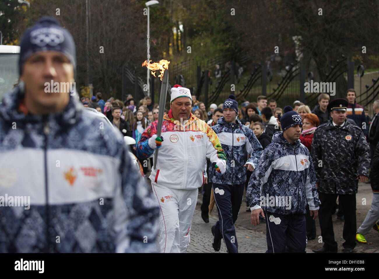 Souabe, la Russie 29, octobre 2013 La flamme olympique des Jeux d'hiver de Sotchi 2014 Olympique visites du Kliningrad Oblast. Les participants du relais a couru dans les rues de Minsk City à la côte de la mer Baltique. Credit : Michal Fludra/Alamy Live News Banque D'Images